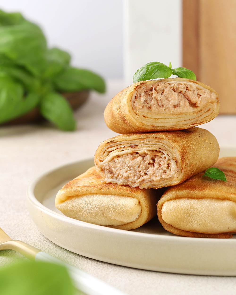 Млинці з тушкованою курятиною у вишневому соусі